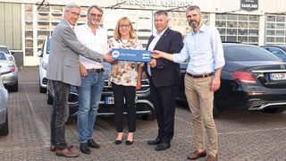 Das erste Zusatzzeichen „eCar-Service“ erhielt die Bliesgau-Garage: (v. l.) ZDK-Geschäftsführer Werner Steber überreichte es an Martin Bitsch, Geschäftsführer der Bliesgau-Garage, und an Verkaufsleiterin Jutta Bitsch im Beisein von Jeffrey Kilian, Vorsitzender der ZDK-Bundesfachgruppe Freie Werkstätten, und Niklas Burmester, Geschäftsführer des saarländischen Kfz-Gewerbes. (Bild: Zietz – »kfz-betrieb«)