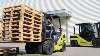 Wo hohe Umschlagleistung und Verfügbarkeit entscheiden, punkten die Fahrzeuge der Clark S-Series. Sie sind robust gebaut und zeichnen sich durch zuverlässigen, sicheren und leistungsstarken Betrieb sowie ihre niedrigen Betriebs- und Wartungskosten aus. (Bild: Clark)