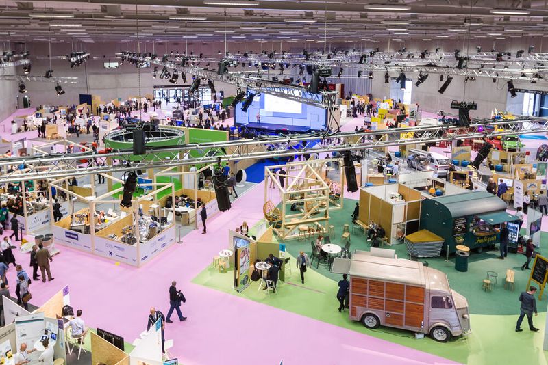 Alles unter einem Dach: drei Bühnen, über 250 Start-Up Stände und Stände der Corporates wie BAYER (hier im Bild). (Bild: © CUBE GmbH | Photo: Dennis Wartenberg)