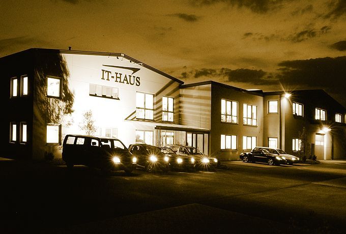 2001 wurde das IT-HAUS-Dienstleistungszentrums auf 1.400 qm gebaut. (IT-Haus)