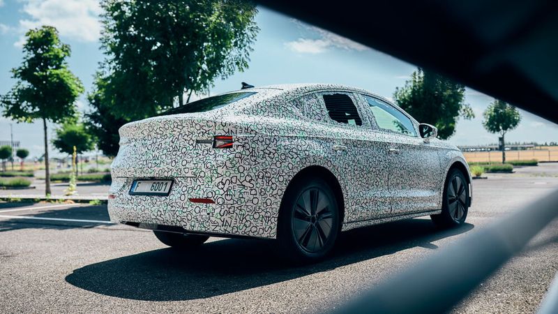 Seine offizielle Weltpremiere wird der schräge Stromer aus Mlada Boleslav erst im Dezember haben. Kurz danach startet der Verkauf, so dass die ersten Coupé-Varianten Anfang 2022 beim Händler sind. (Bild:Skoda)