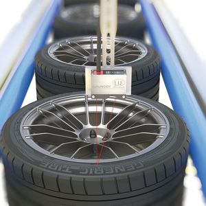 Die Lasersensoren liefern schnelle und genaue Ergebnisse, auch auf schwach reflektierenden Oberflächen wie Gummi.(Bild:  Micro-Epsilon)