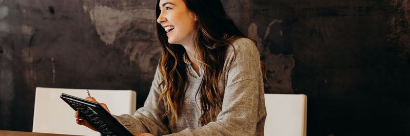 Mit der richtigen Lösung lassen sich über mehrere Standorte verteilte Netzwerke genauso fernwarten wie heterogene Systemumgebungen. Das geschieht dann beispielsweise mithilfe mobiler Endgeräte wie Smartphones oder Tablets.(Bild:  frei lizenziert / Unsplash)