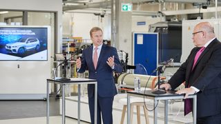 Bundeswirtschaftsminister Peter Altmaier (rechts) und der Vorstandsvorsitzende der BMW AG, Oliver Zipse (inks), im Wasserstoff-Kompetenzzentrum der BMW Group. (BMW)
