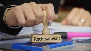 Insolvenzverwalter und Rechtsanwalt Volker Viniol arbeitet an einer Lösung für die weiteren 20 K&M-Filialen. (© Gerhard Seybert - Fotolia)