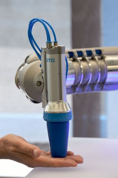 Keine Angst vor Kollaboration: Der Flex Shape Gripper arbeitet sensitiv und ist aufgrund der Pneumatik nachgiebig. (Bild: Stefanie Michel)
