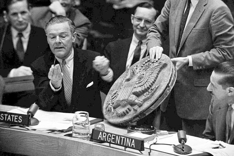 Am 26. Mai 1960 enthüllte der amerikanische Botschafter Henry Cabot Lodge bei der UNO das russische Abhörgerät um zu verdeutlichen, dass die Spionage zwischen den USA und der Sowjetunion auf Gegenseitigkeit beruhte. (Bild: Wikimedia Commons / CIA Declassified Materials)