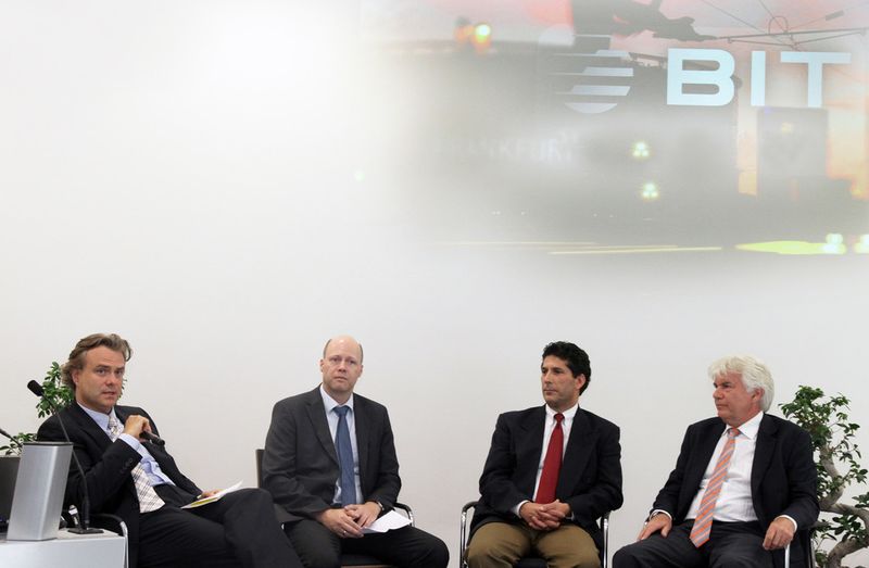 Gemeinsame Vorstellung des neuen Hybrid-Analyzers (von links: Marius Balger CEO BIT, Dr. Hempel Moderator, Ron Tedesco Projektleiter, Wilhelm Sänger Geschäftsführer DRG Instruments) (Bild: BIT Companies)