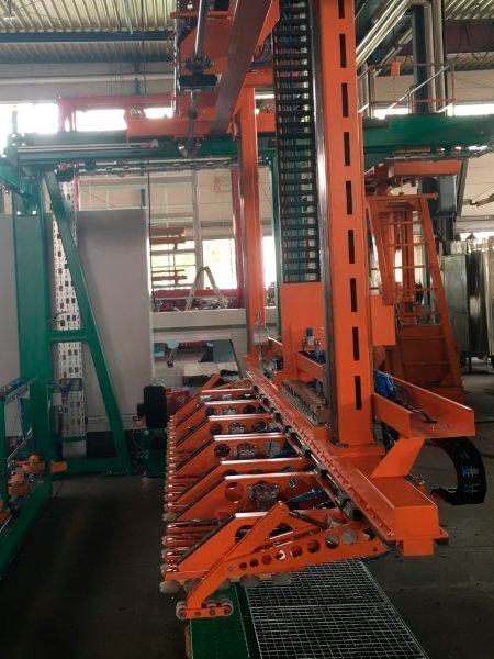 Der mit Laufstreifen gefüllte Buchwagen wird zuvor vom Bediener manuell eingeschleust und anschließend von einem automatischen Buchwagentransport in eine definierte Entladeposition unter dem Portal positioniert und fixiert. (Systraplan)