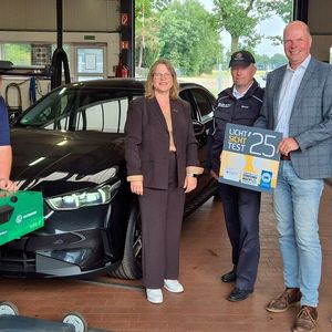 Obermeister Everhard Wieking von der Kfz-Innung Grafschaft Bentheim sieht vor dem Hintergrund der Forderungen aus Brüssel, ältere Fahrzeuge einer jährlichen Hauptuntersuchung zu unterziehen, jetzt den richtigen Zeitpunkt, die „starke Marke Licht-Test zu einem Licht-Sicht-Test weiterzuentwickeln“. Den Startschuss gab es im Autohaus Heidotting: (v. l.) Steffen Heidotting vom Autohaus Heidotting Wietmarschen, Sandra Cichon, Holger Grosser, Everhard Wieking sowie Sascha Wittrock von der Kfz-Innung Grafschaft Bentheim.(Bild:  Kfz-Innung Grafschaft Bentheim)