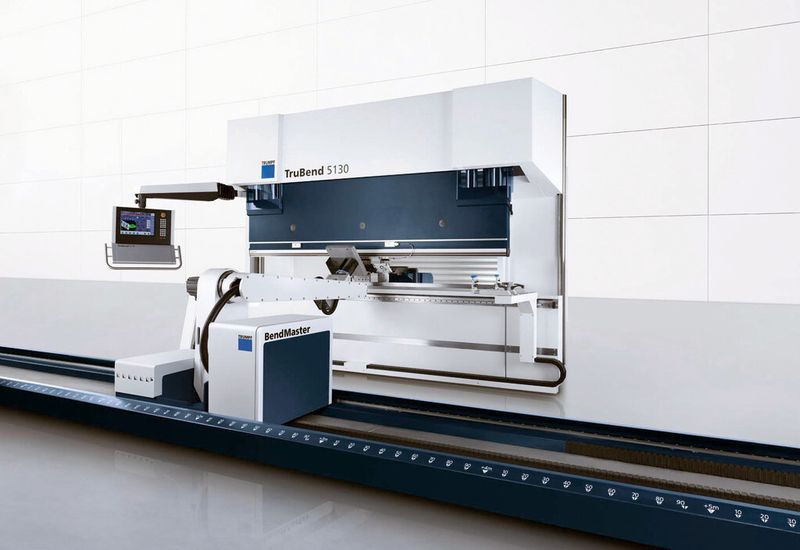 Die optimierten Verfahrwege des Biegeroboters tragen wesentlich zur Produktivitätssteigerung der Zelle bei. (Bild: Trumpf)