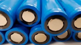 Den Batterien gehört die Zukunft, wenn man Experten glauben darf, die den Blick auf Energiespeicher und Antriebsmöglichkeiten der Zukunft richten. Dazu braucht es auf Lithium basierende Materialien. Century Lithium hat zu deren Herstellung jetzt einen Meilenstein erreicht ... (Bild: Lithiumium)