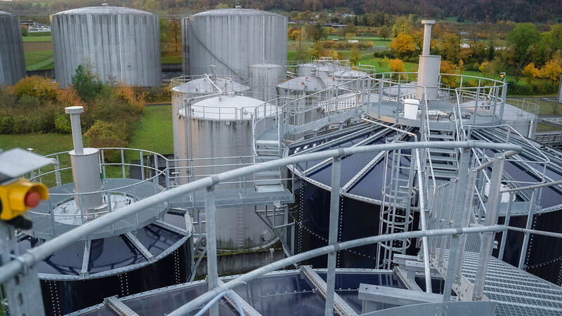 In dieser Anlage zur biologischen Abwassereinigung wird in den zwei in Reihe geschalteten Schwebebettreaktoren der TOC mit Hilfe von Mikroorganismen abgebaut, die auf einem speziellen Trägermaterial im Reaktor wachsen. (DAS Environmental Expert)