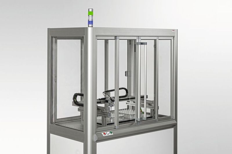Machine statuses can also be displayed via the 3-segment RGB signal light, which can also be connected to the control unit via IO-Link. Colors and light functions such as flashing or blinking are freely selectable for each segment. (Image:Item Industrial Technology)