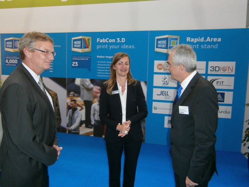 Die Messemacher und der Ministerialdirektor besuchen die Rapid.Area auf der ersten Moulding Expo. (Bild: Königsreuther)