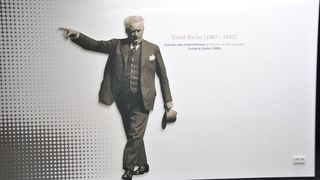 „Hier geht's lang!“: Der Firmengründer Ernst Sachs weist den Weg in die Ausstellung, die in dem einstigen Industriebau aus den sechziger Jahren ein passendes Flair findet. (Foto: Dominsky)