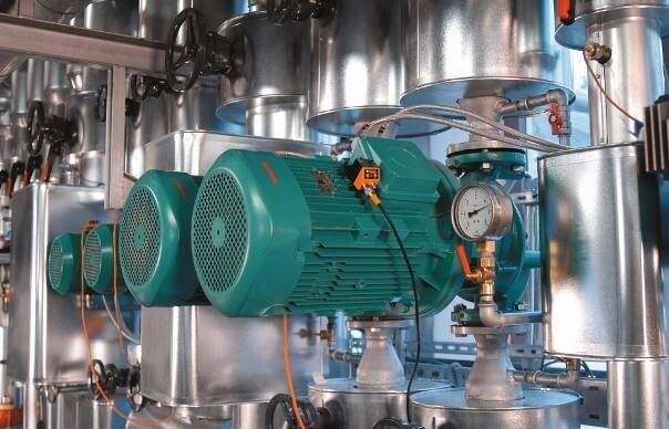 Verschleiß frühzeitig erkennen: Ein Schwingungsdiagnose-Sensor erkennt Lagerschäden frühzeitig – der Austausch ist planbar. (Bild: IFM Consulting)