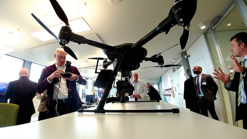 Verbundene Drohnen mit hochwertigen Kameras können Landwirtschafts- und Produktionsanlagen überwachen, um die Produktivität zu steigern und Schäden zu verhindern. Auch bei der Inspektion von Brücken bringen Drohnen große Vorteile. (Bild: Harald Karcher)