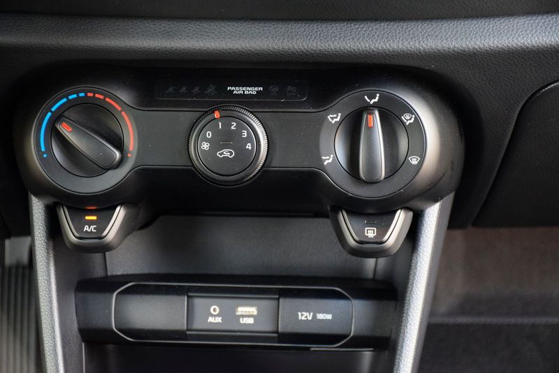 Die Lüftung und Innenraumklimatisierung gelingen dank bewährter Drehsteller auf Anhieb. (Holz / »kfz-betrieb«)