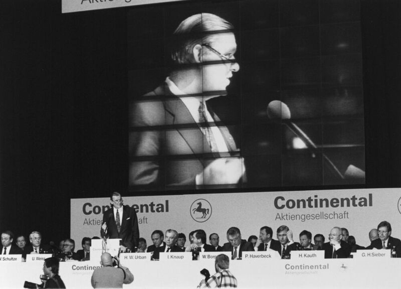 Außerordentliche Hauptversammlung am 13. März 1991. Am Rednerpult: Ulrich Weiss, der Aufsichtsratsvorsitzende. Die Hauptversammlung stand im Kontext des Übernahmeversuchs durch Pirelli. (Continental AG)