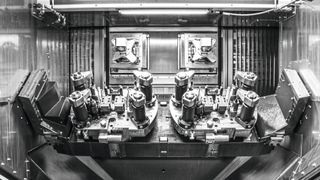 Liflex-II-766-i-DL-B2-Arbeitsraum mit Spannvorrichtungen für Bremssättel. (Bild: Licon MT)