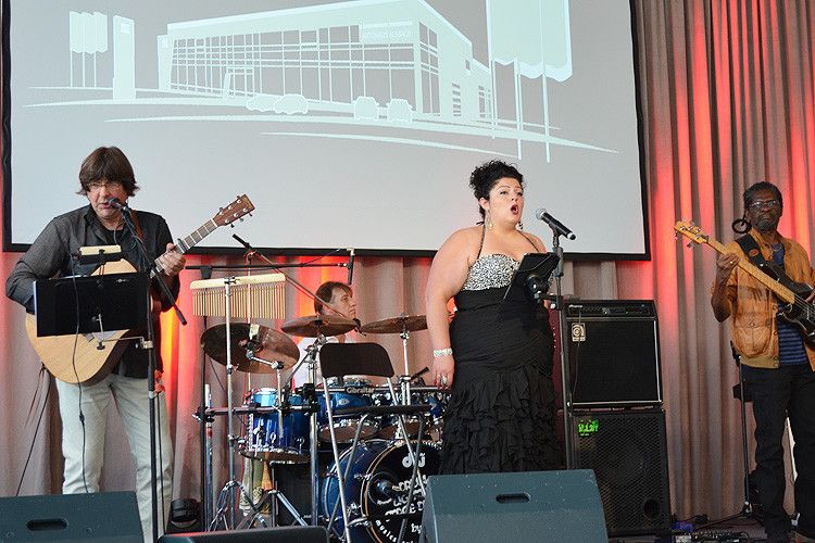 Am Eröffnungsabend standen jedoch nicht die Zahlen im Vordergrund sondern die Stimmung. Für die sorgte bis tief in die Nacht die Band „Reed Spirit“. (Foto: Grimm)