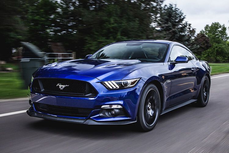 Auch in der neuen Modellgeneration ist das Fließheck-Coupé klar als Mustang zu erkennen; verglichen mit seinen Hauptkonkurrenten, dem Chevrolet Camaro und dem Dodge Challenger, wirkt er jetzt aber durchgestylt und weitaus hochwertiger als bisher. (Foto: Michael Simari)