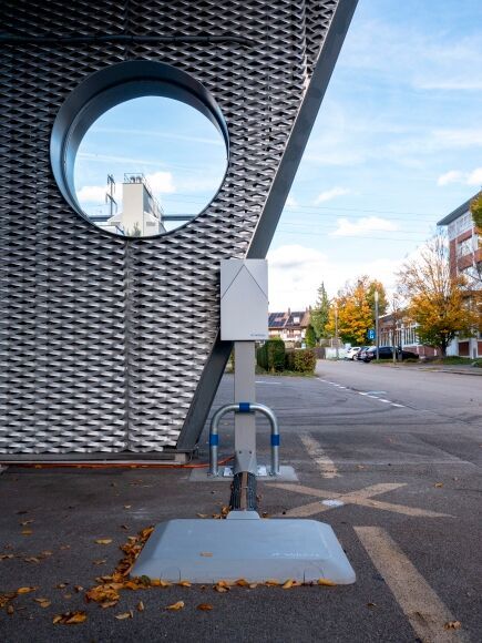 The inductive charging station at the Empa «move» demonstrator achieves an efficiency of around 90 percent, comparable to conventional cable charging. (Source:  Empa)