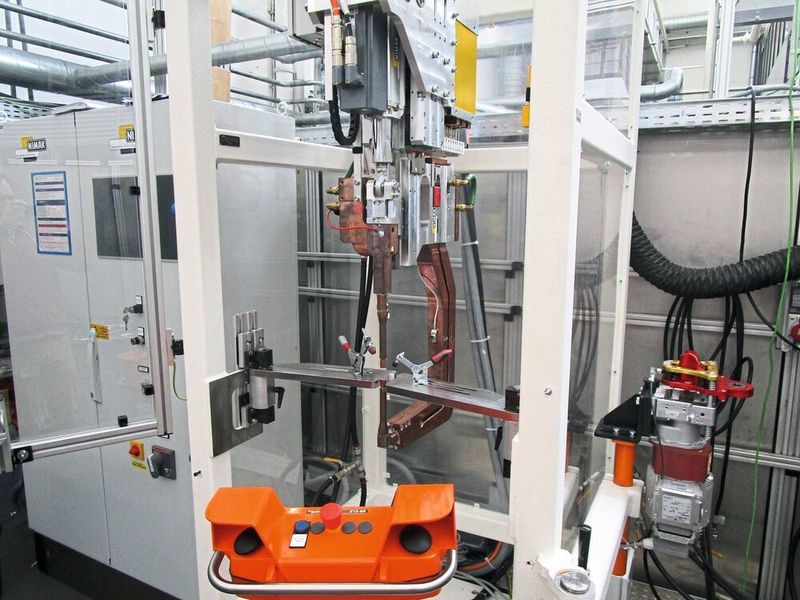 Die Versuchsanlage bei Volkswagen: Seit mehr als einem Jahr erfolgen die Schweißversuche mit den vibrierenden Elektroden auf Basis der „magneticdrive“-Technologie von Nimak. Die Bearbeitungzeiten im Vergleich zu üblichen Verfahren, konnten sogar halbiert werden, wie Volkswagen bestätigt. (Volkswagen AG)
