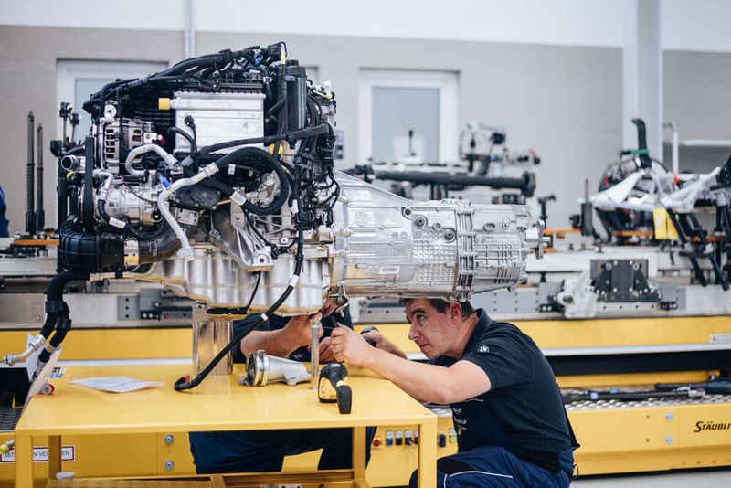 Die 560 PS des Motors gelangen per 6-Gang-Handschaltgetriebe auf die Straße. (Bild: BMW)