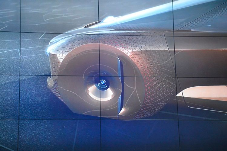 Man darf also gespannt sein, ab wann die Reifen eines Autos nicht mehr zu sehen sind… (Foto: Michel)