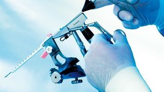 Ein modular aufgebautes Neuroendoskopie-System besteht zum Beispiel aus Trokaren, Endoskopen, verschiedenen Instrumenten sowie Halte- und Kamerasystem. Trokare sind Instrumente, mit deren Hilfe in der minimal-invasiven Chirurgie ein Zugang zu einer Körperhöhle wie Bauch oder Brustraum geschaffen wird. Bild: Aesculap (Archiv: Vogel Business Media)