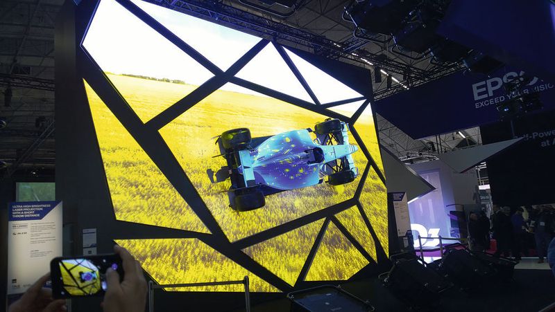 Installation mit einem Dutzend Laser-Beamern als Blickfang am Epson-Stand. (Vogel IT-Medien)