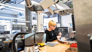 Aub hybriden Montagearbeitsplätzen arbeiten Mensch und Roboter parallel. Die monotonen und kraftintensiven Tätigkeiten führt der Roboter aus, die kognitiv anspruchsvollen Aufgaben der Mensch.  (Bild: Weidmüller)
