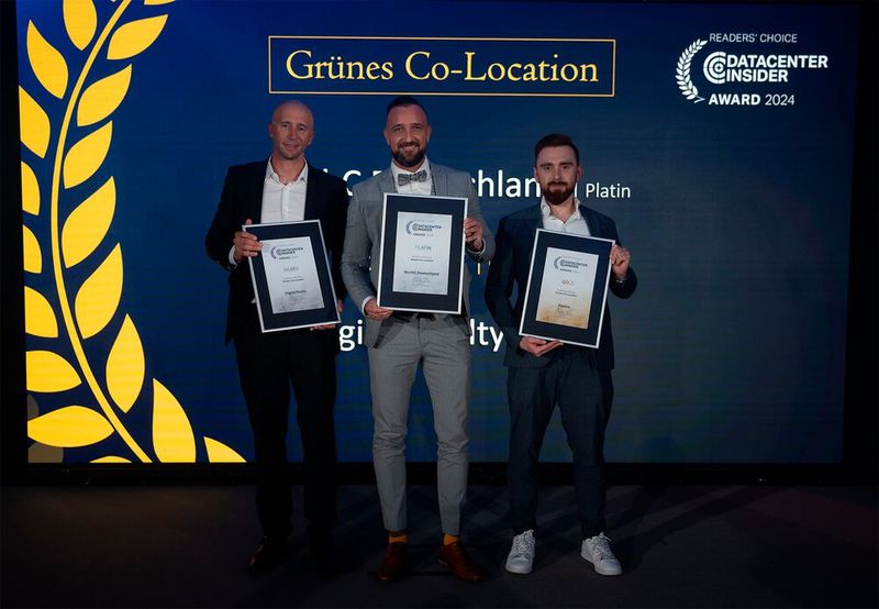 Seit November 2023 regelt das Energie-Effizienzgesetz (EnEfG) erstmalig den Energieverbrauch von Rechenzentren. Doch manche Co-Location-Betreiber gehen in einigen Punkten gar über die gesetzlichen Bestimmungen in puncto Nachhaltgkeit hinaus. In der Kategorie „Grünes Co-Location“ haben die Leser Digital Realty mit Silber bedacht, Equinix erhält Gold, und NorthC Deutschland darf mit Platin glänzen. Auf der Bühne: Volker Ludwig für Digital Realty, mittig für Platingewinnner NorthC Christian Leupold, und Marcel Schmeller hat für Equinix die Auszeichnung in den Händen. Gratulation.  (Bild: Manuel Emme Fotografie )