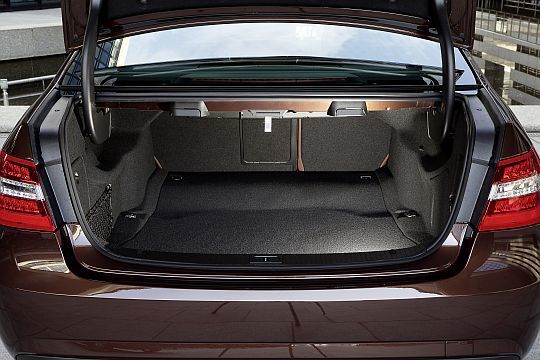 Innenraum- und Kofferraumvolumen sollen identisch mit den herkömmlichen E-Klasse-Versionen sein, verspricht der Hersteller. (Mercedes)