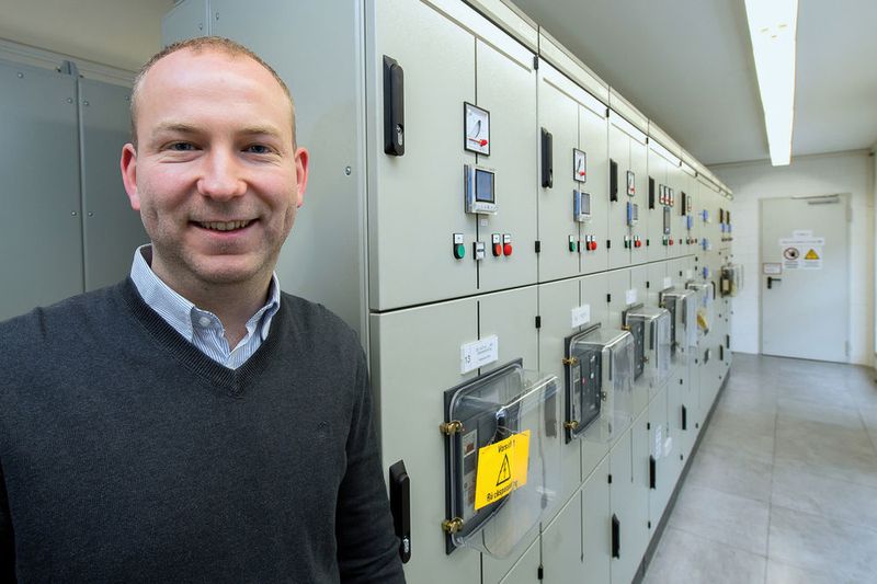 Für Julian Kübler ist eine zuverlässige Energieversorgung wichtig. Er ist für die Überwachung der Mittel- und Niederspannungsschaltanlagen des Wälzlagerproduzenten Schaeffler am Standort Schweinfurt verantwortlich.  (Wago)