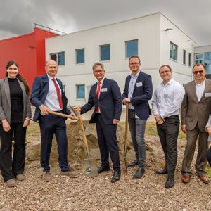 Dr. Matthias Wagner (3.v.l.), Geschäftsführer von Syntegon Telstar, und Dr. Tino Galgon (4.v.l.), Geschäftsführer von Lyoncontract, beim Spatenstich zusammen mit Vertreter:innen der GESA Ingenieurgesellschaft für Technische Gesamtplanung.(Bild:  Foto Koglin Wernigerode/ Lyoncontract)
