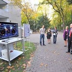 Vorstellung eines virtuellen Prüfstands auf dem Hochschulcampus.