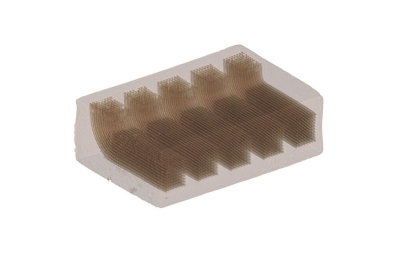 Die räumlich gekrümmten Vias – Mikrokanäle – werden nachträglich mit Silber gefüllt, um elektrische Leiter zwischen elektronischen Komponenten zu generieren. (Boston Micro Fabrication Inc.)