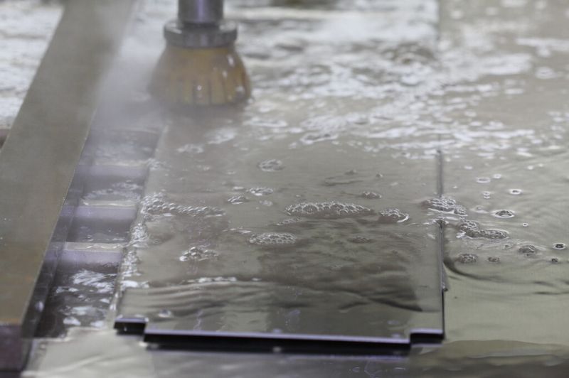 Wasserstrahlschneiden ist nicht so schnell wie ein Laser, aber dafür hoch flexibel in der Bearbeitung verschiedener Materialien. Die mechanischen Eigenschaften des Werkstoffes werden somit nicht verändert. Grundsätzlich werden bei Aerolite kaum grosse Serien gefertigt. (Bild: Matthias Böhm)