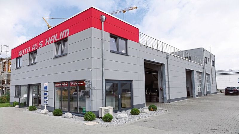 Gerade mal 800 Meter vom alten Betrieb entfernt fanden die Halims vor drei Jahren dieses Grundstück und errichteten darauf ihren Vorzeigebetrieb. (Bild: Dominsky/»kfz-betrieb« )