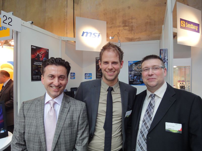 Das Motto von den dreien Dragan Davidovic und Florian Löbig, MSI, und Peter Steinkrüger, devolo (v.l.): Dat läuft... (Archiv: Vogel Business Media)