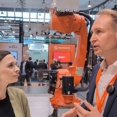 Melanie Ehrhardt (leitende Online-Redakteurin) und Rolf Weidmann (Head of Engineering AMR bei Kuka) während des Kurzinterviews auf der LogiMat 2026. (Bild: DM Magazin)