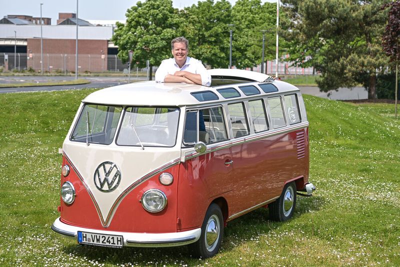 Carsten Intra, Chef von Volkswagen Nutzfahrzeuge, im T1 Sambabus von 1963 – mit dem er den Konvoi anführte. (Bild: Henning Scheffen)