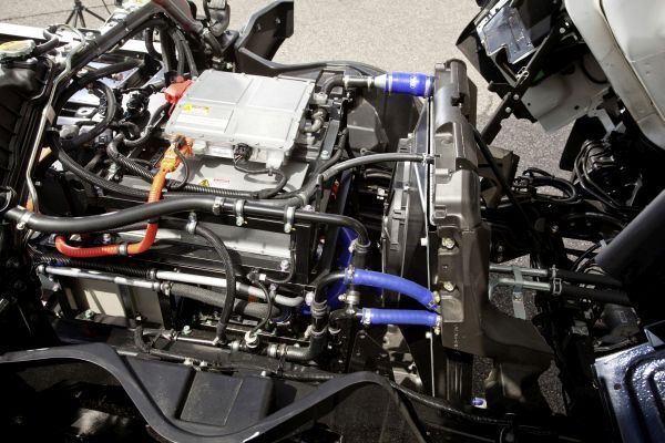 Der Fuso Canter E-Cell: Der erste in einer Kleinserie gefertigte rein elektrisch angetriebene leichte Lastwagen fährt emissionsfrei und nahezu geräuschlos.  (Daimler)