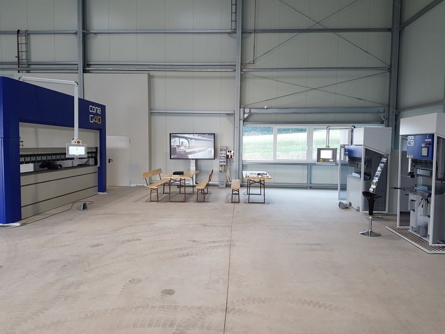 ATS_Blechbearbeitungsmaschinen_Vorf_hrzentrum_Vorf_hrhalle_Showroom_CoastOne_Elektrische_Abkantpresse ()