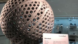 Voxeljet präsentierte 3D-Druck-Lösungen, die mit der HSS-Technologie entstanden sind, wie dieser Basketball. HSS ist ein pulverbasiertes 3D-Druckverfahren, das dem Binder Jetting ähnelt. Es ist bekannt für seine hohen Druckgeschwindigkeiten und die Möglichkeit, große Teile an einem Stück zu produzieren.  (Bild: VCG/Juliana Pfeiffer)
