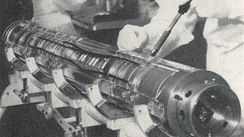 Komplex:  Ein 80-Kanal-Verstärker wird hier von Hand verdrahtet.(Bild:  W. Sampson, London)