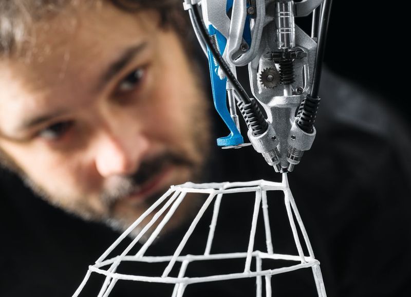 Im Gegensatz zu anderen 3D-Druckverfahren werden die Strukturen nicht schichtweise auf einer Fläche aufgebracht, sondern frei im Raum aufgebaut. (Bild: Festo)